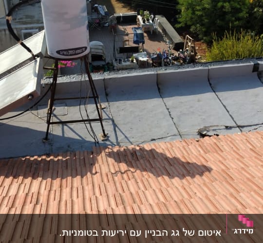 גג עם רעפים, קולטי שמש ודוד מים